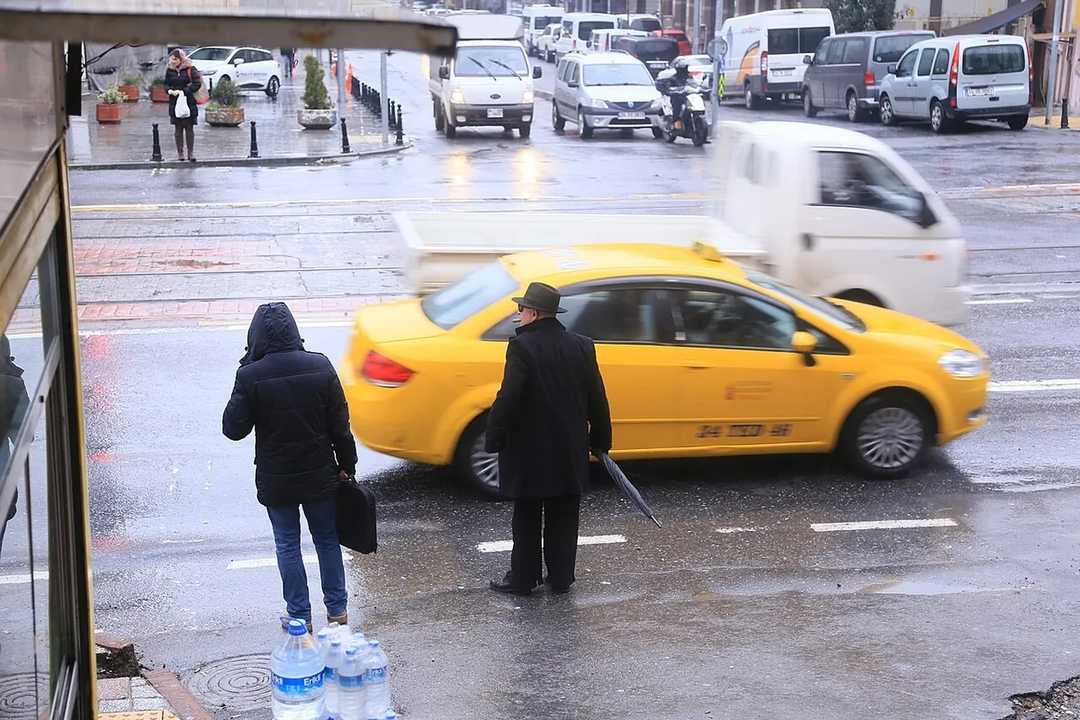 Жовте таксі на вулиці Стамбула