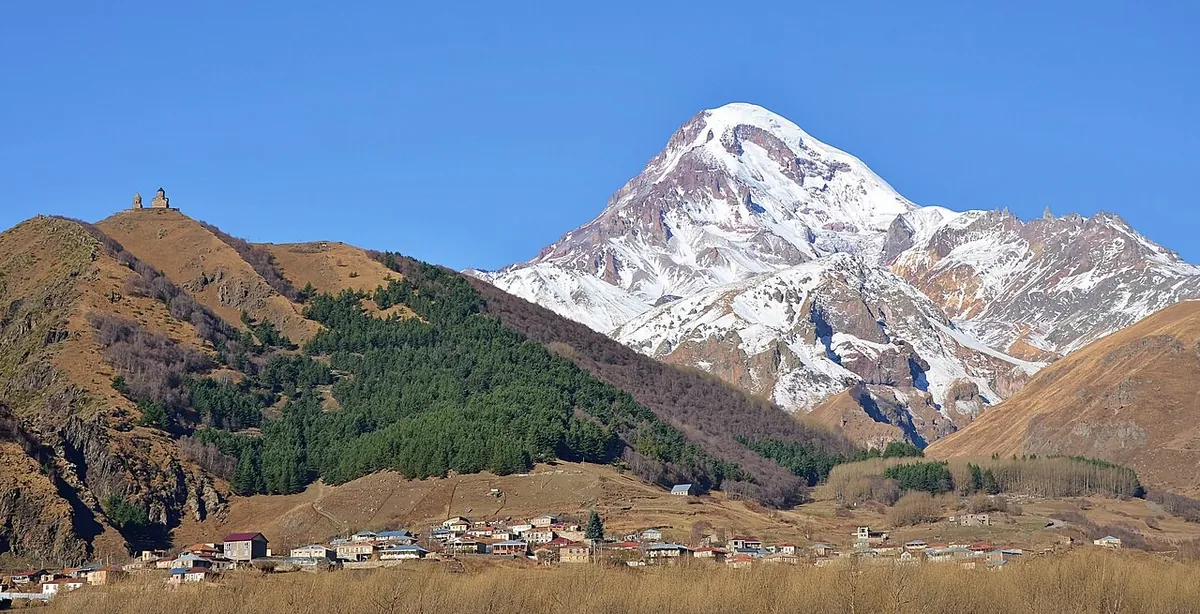 Церква Гергеті й гора Казбек