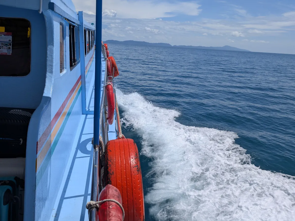 На поромі між островами Андаманського моря