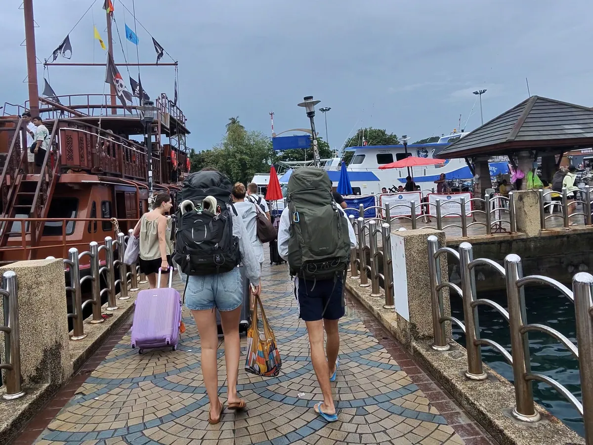 Пірс у Крабі, звідки відходять пороми на острови