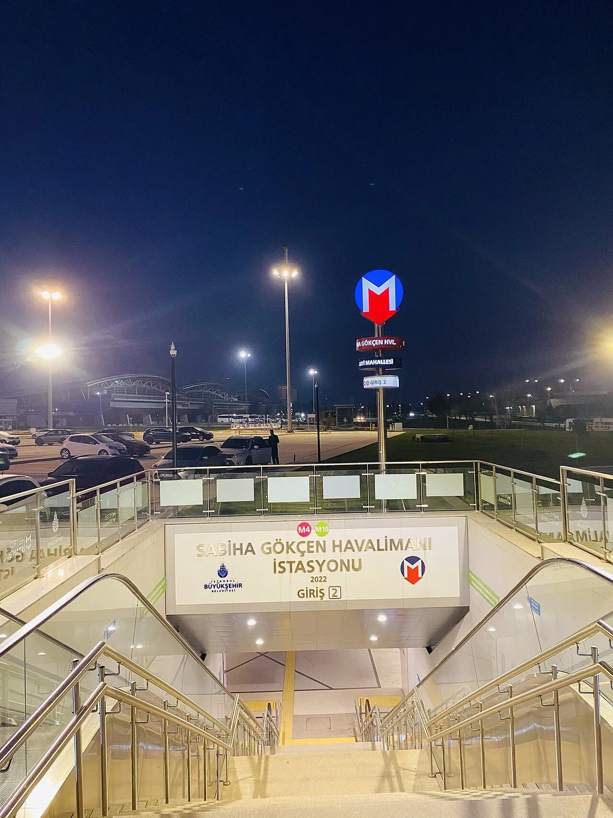 Вхід на станцію метро M4 в аеропорту Сабіха Гьокчен