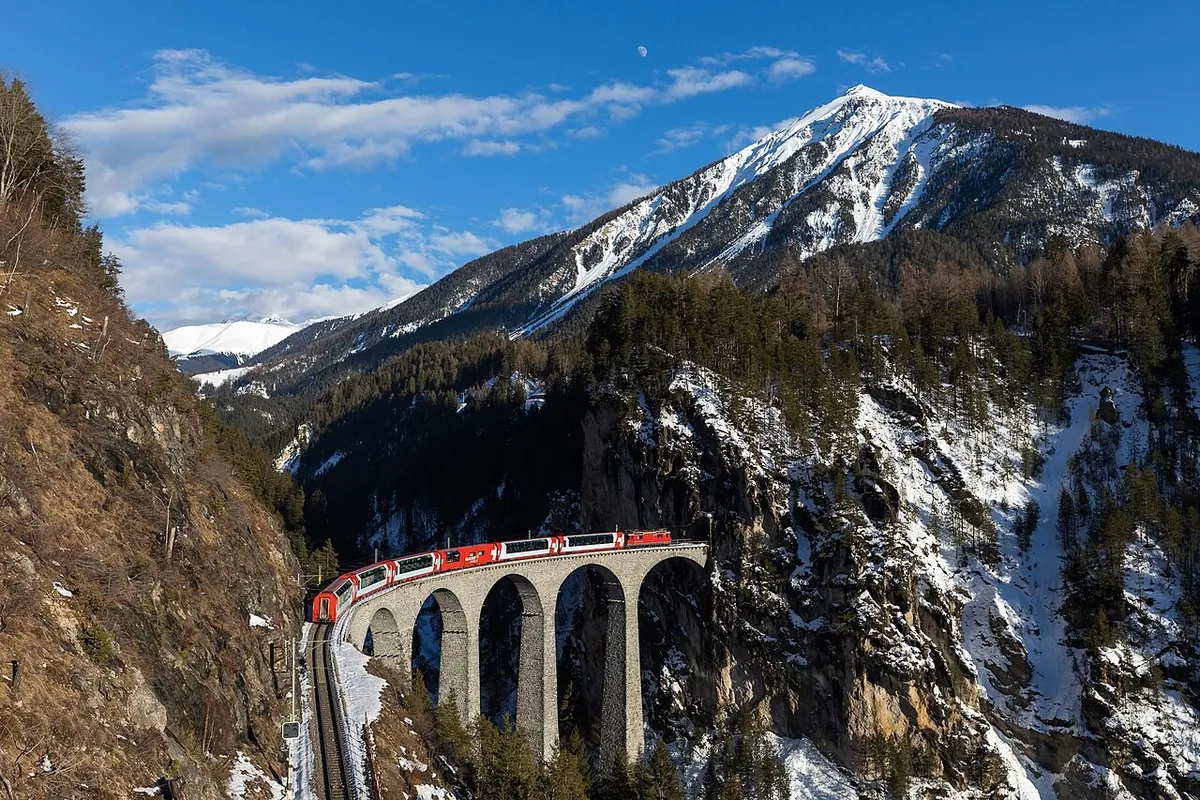 Поїзд Glacier Express на віадуку Ландвассер, Швейцарія